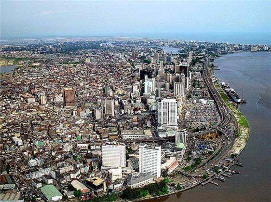 在尼日利亞，一臺發(fā)電機組，“電”亮一座城